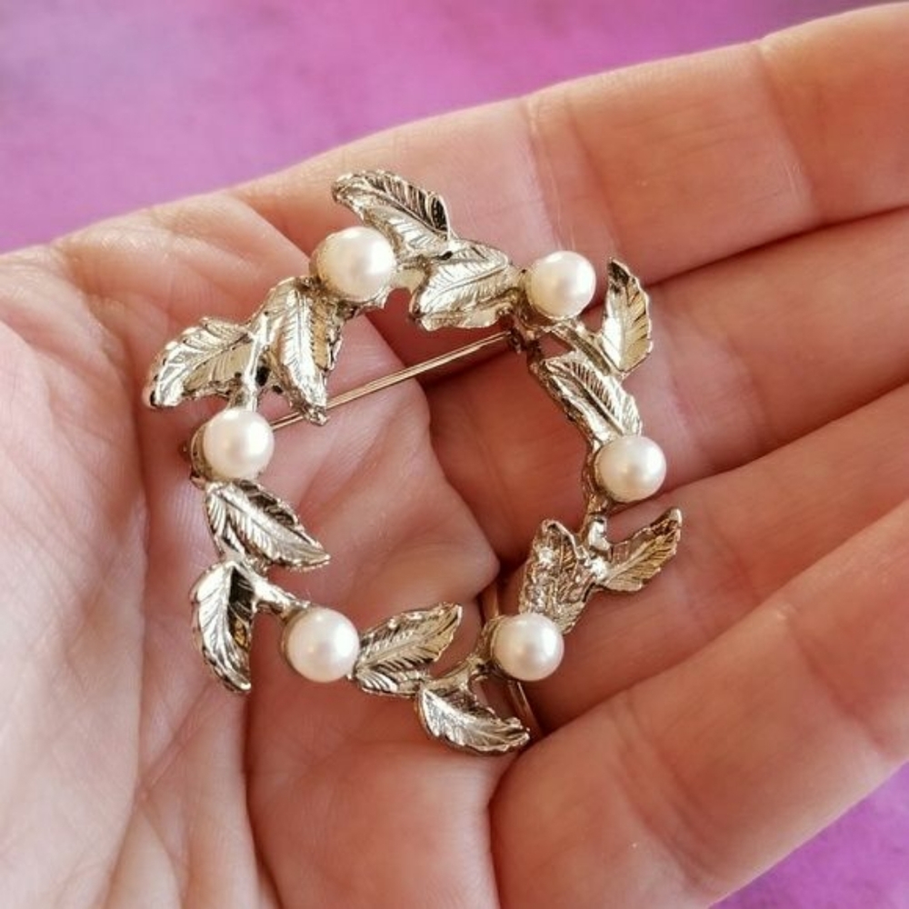 Relisted -Vintage leaf wreath brooch pin faux pearl silver tone - Picture 2 of 5
